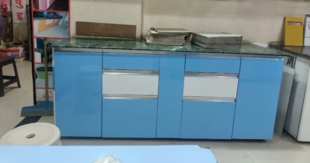A Live Kitchen is visible in this image.