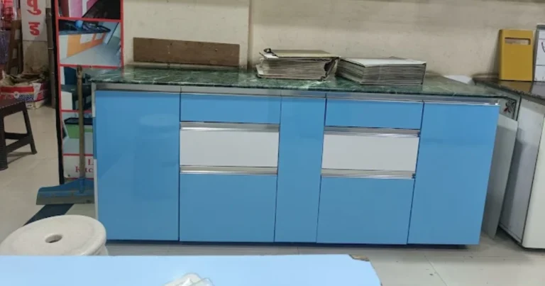 A Live Kitchen is visible in this image.