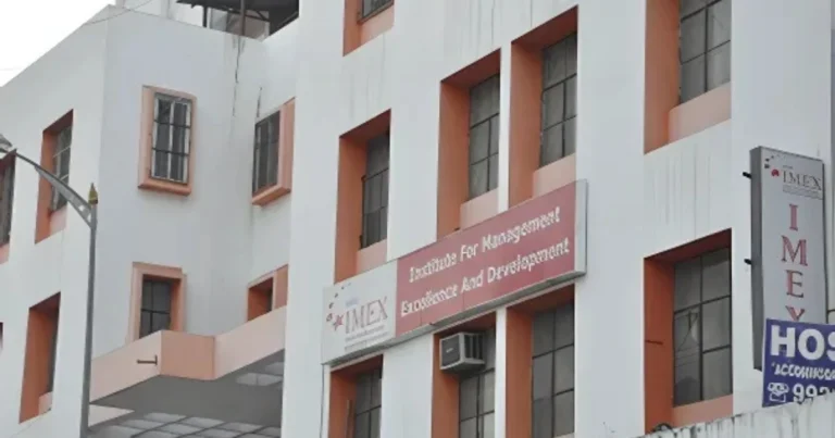 Akademia School of Business Studies is visible in this image.