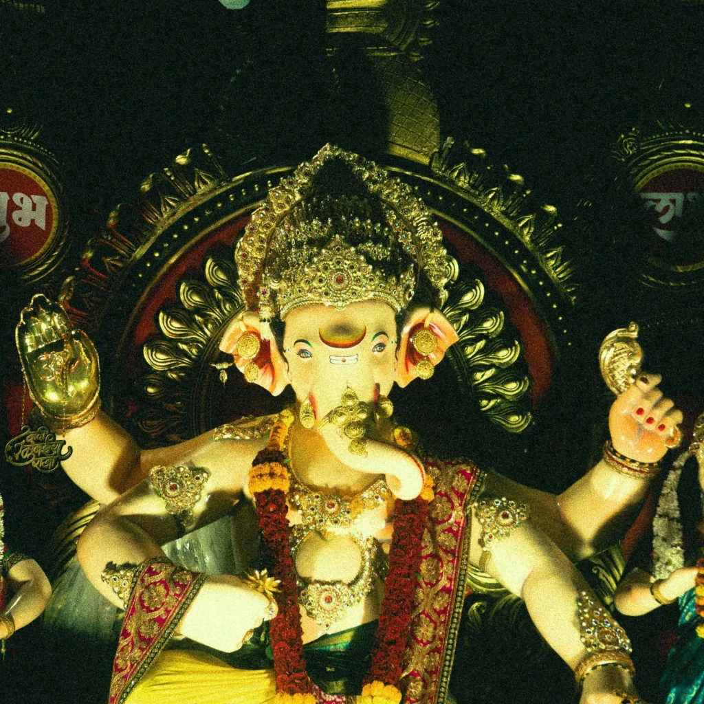 Sanpadaycha MahaRaja Photo is visible in this image.