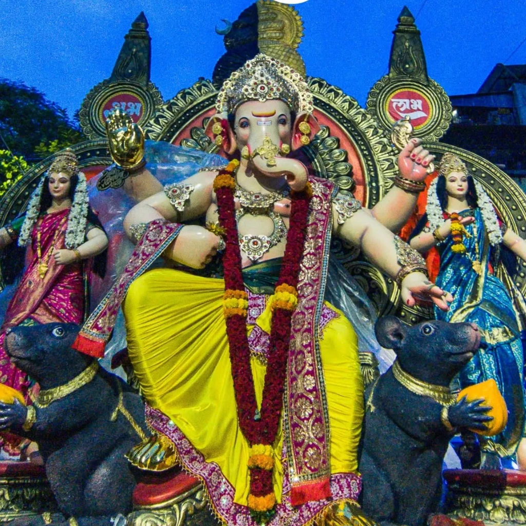 Sanpadaycha MahaRaja mandal is visible in this image.