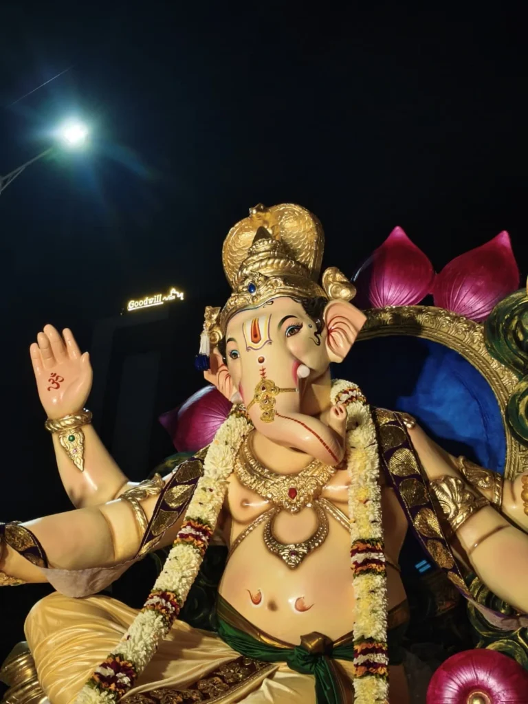 Vashi Plaza Cha Raja 2025 is visible in this image.