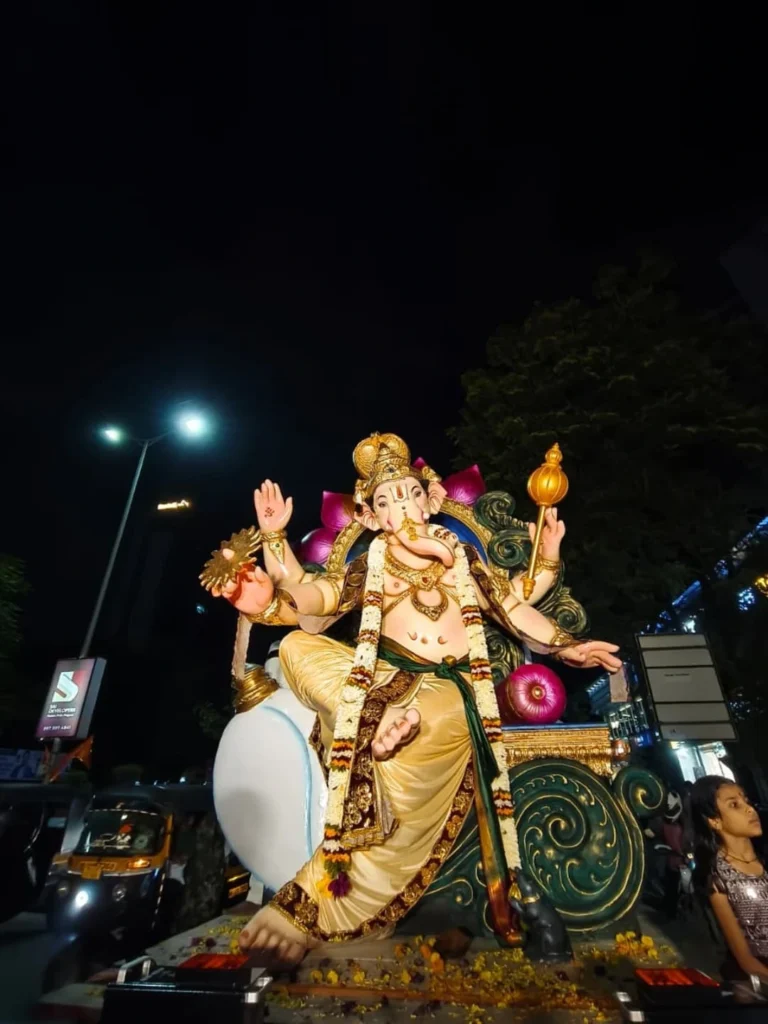 Vashi Plaza Cha Raja 2025 is visible in this image.
