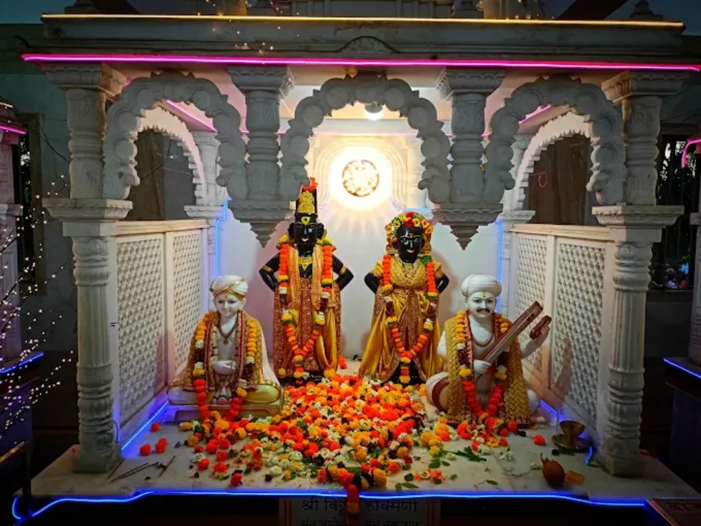 shiv mandir vashi is visible in this image