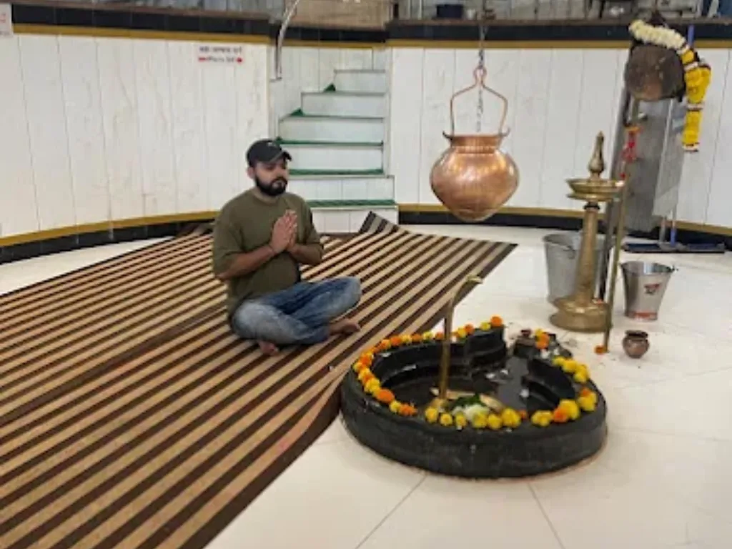 shiv mandir vashi is visible in this image