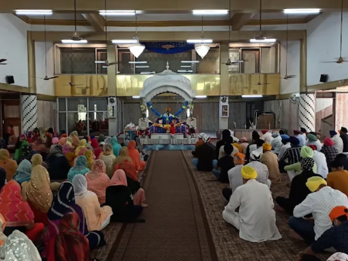 gurudwara darbar airoli is visible in this image