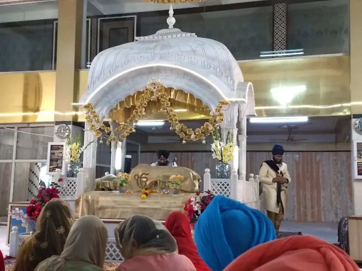 gurudwara darbar airoli is visible in this image