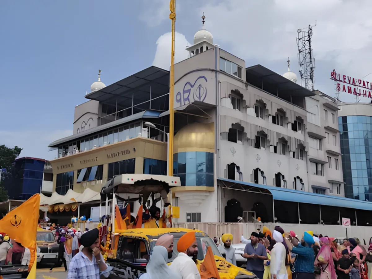 gurudwara darbar airoli is visible in this image