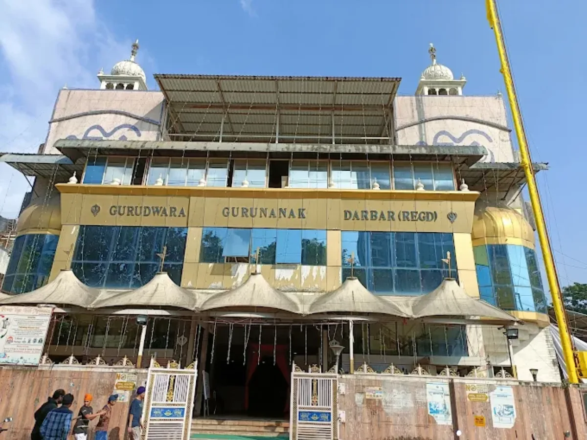 gurudwara darbar airoli is visible in this image