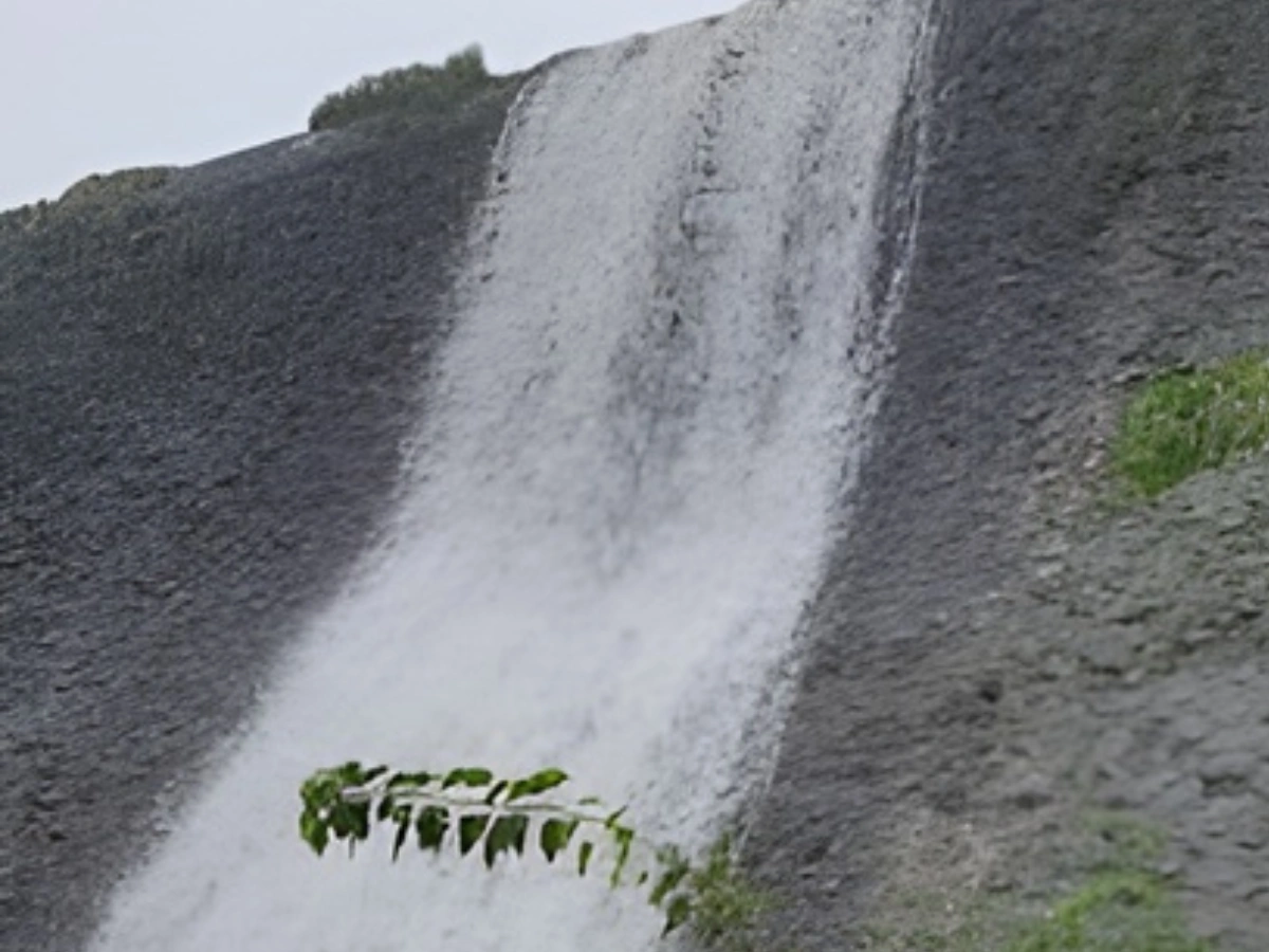 Digha Dam (Airoli) navi mumbai is visible in this image