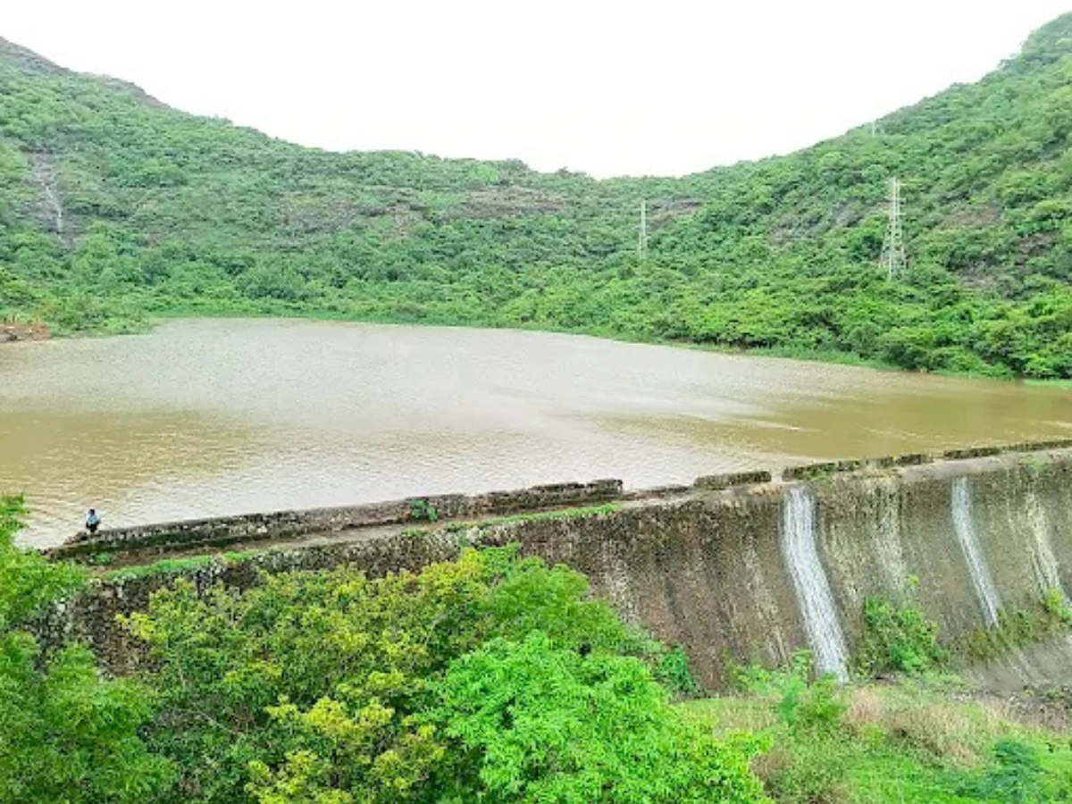 Digha Dam Airoli navi mumbai is visible in this image